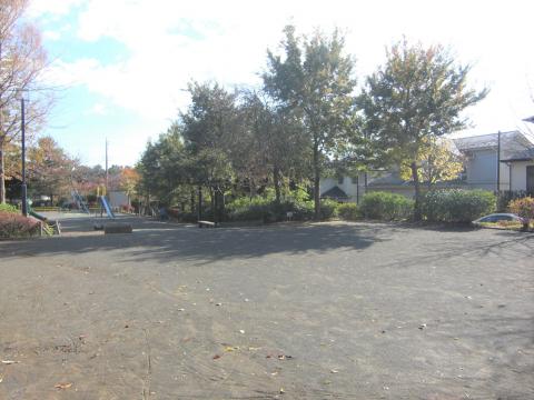 滑り台やブランコのある公園です。
