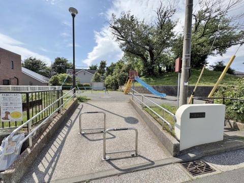 気軽に立ち寄れる、身近な憩いの公園です。