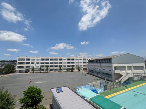 横浜市立笹野台小学校(2023年7月)