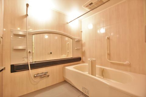 １６２０サイズのゆったりバスルーム、浴室乾燥機付き