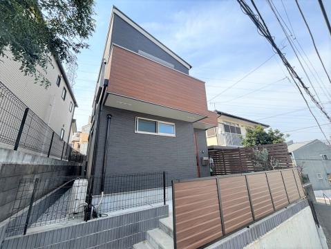 〈２０２２年６月築の築浅×二俣川駅まで歩いて９分〉旭区中沢１丁目戸建
