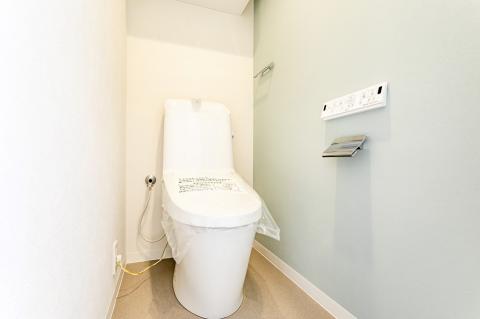 手洗い場付温水洗浄便座トイレです。