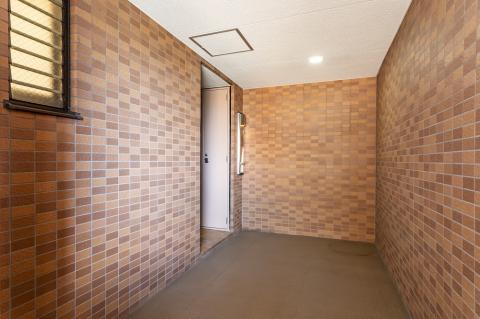 戸建て感覚の物置付きポーチ部分です。