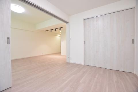 リビングと一体感のある居室、３連引戸で独立した居室にも