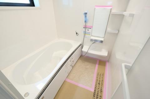 疲れた体を癒せる広めの浴室