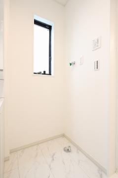 洗濯機置き場にも窓があり