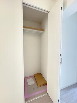 　玄関収納（施工中）