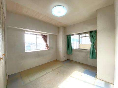 北西側洋室（約5.9帖）