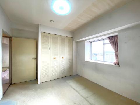 北西側洋室（約5.9帖）