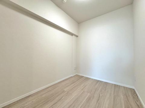 約３．２帖の洋室は、テレワーク用の書斎や趣味の部屋、または大型の納戸としても活用できます