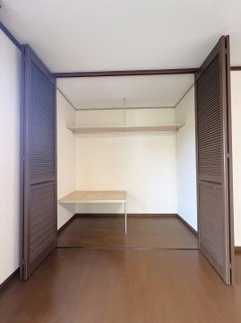 　大型クローゼット（洋室約１０．４帖）
