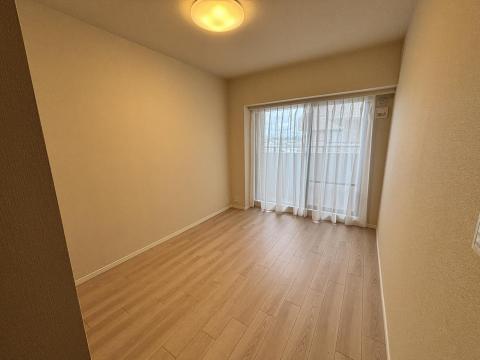 東側洋室約６帖